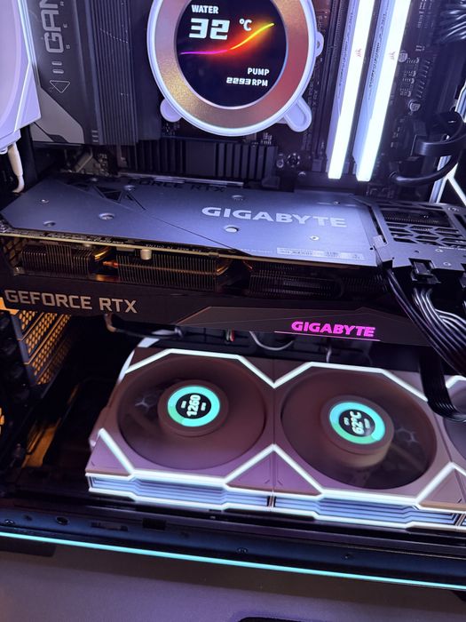 Vand schimb placa video Nvidia Gygabite 3070 8 gb cu placa baza z790