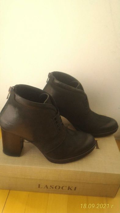 Удобни и леки боти - набук - нови!