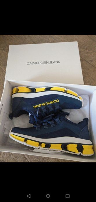 Vând adidași Calvin klein
