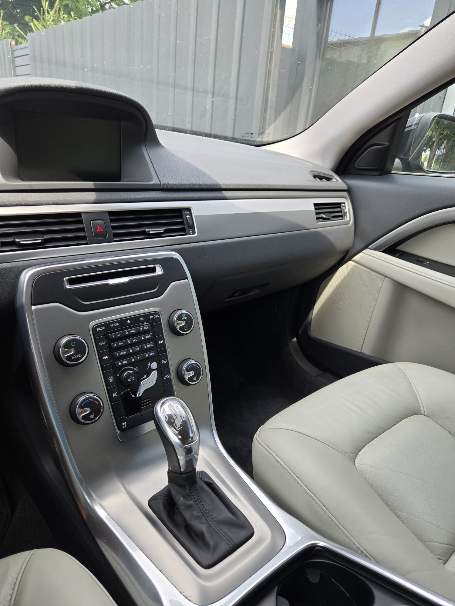 Volvo V70 2012 Automat, foarte multe optiuni – Piele Albă, Trapa, Eu 5