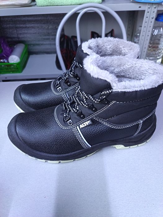 Продам зимнию спец обувь