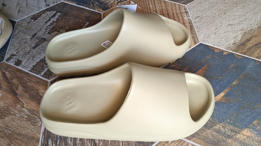Yeezy slides 40, 42