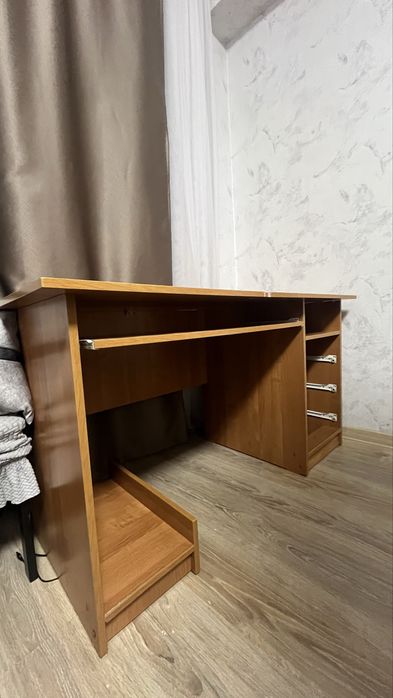 Продам стол компьютерный