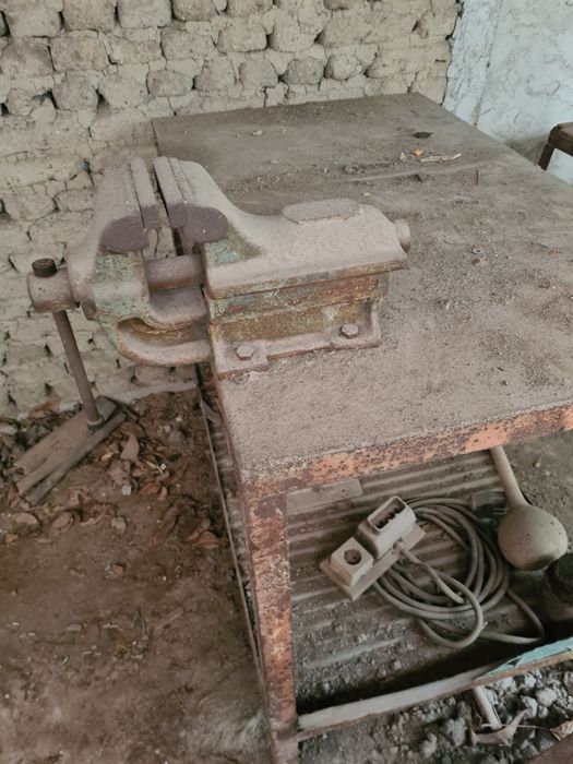 Продавам менгеме,точило за ножове и други