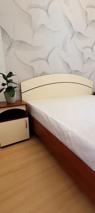 Продается двуспальная кровать с матрацом и две прикроватные тумбы