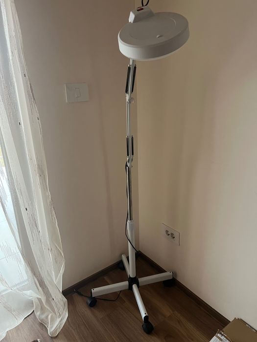 Lampa pentru cosmetica