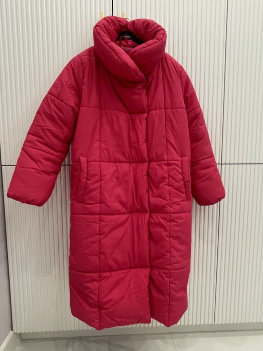 Пуховик зимний, очень дорогой фирмы, размер 42-44, одевала 1-2 раза.