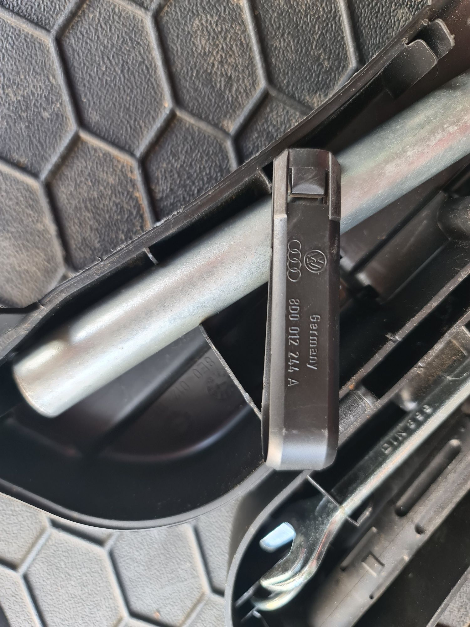 Комплект ключ, кука, гаечен ключ 10-13мм, отвертка, щипка за AUDI/VW