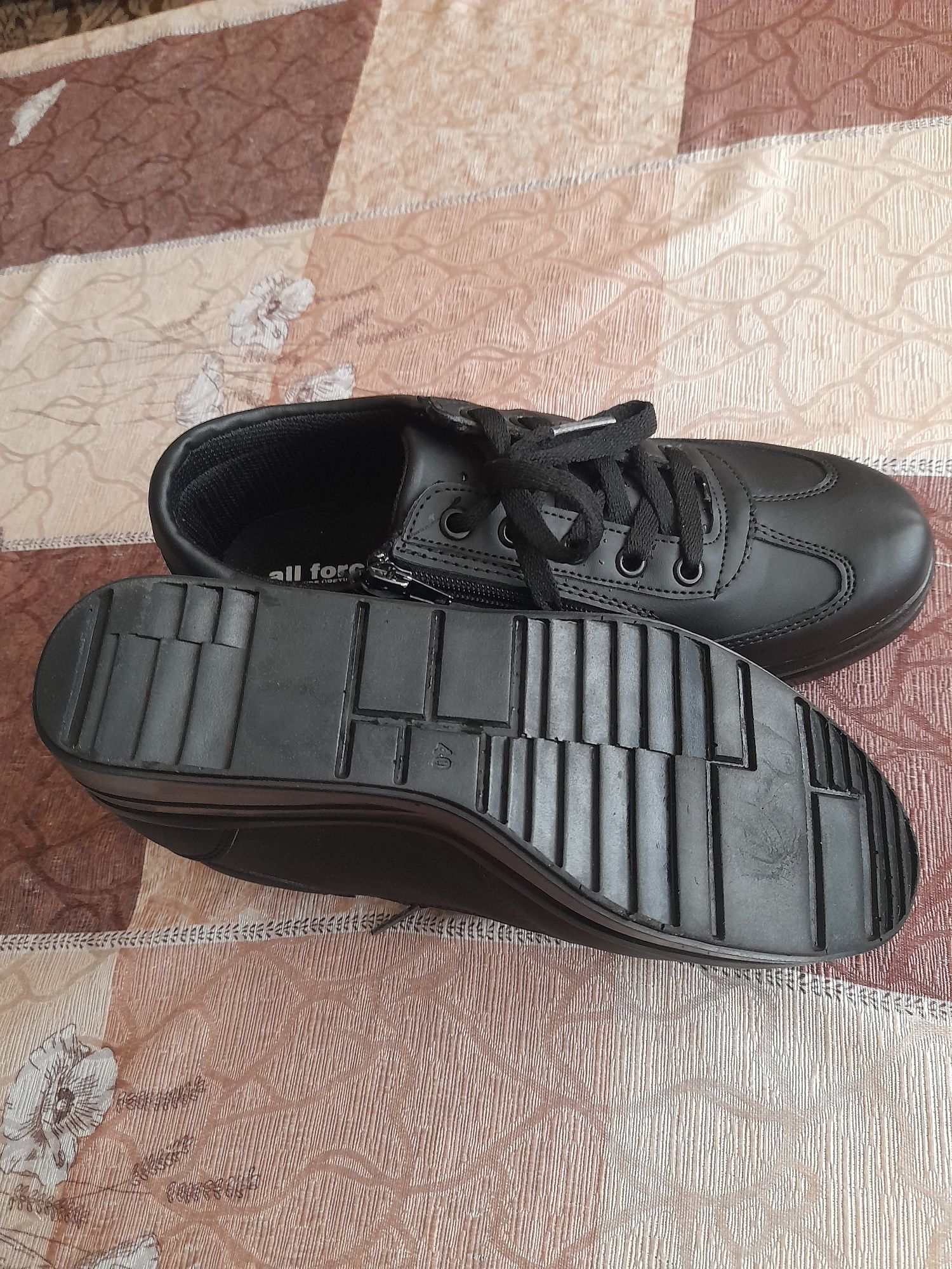 Нови черни дамски обувки