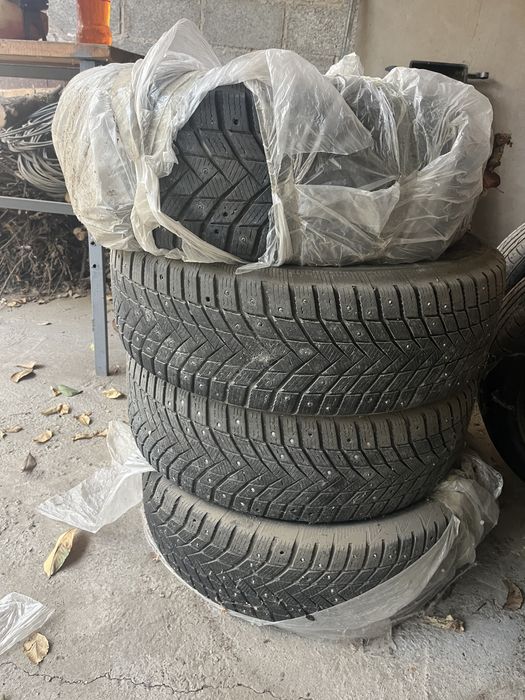 Шины 235/65 R17 в хорошем состояний.
