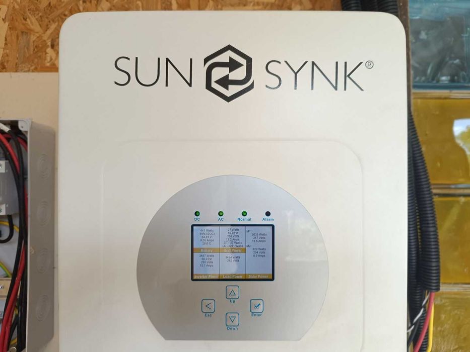 Продавам работещ Соларен Хибриден Инвертор SunSynk 5.5Kw в гаранция