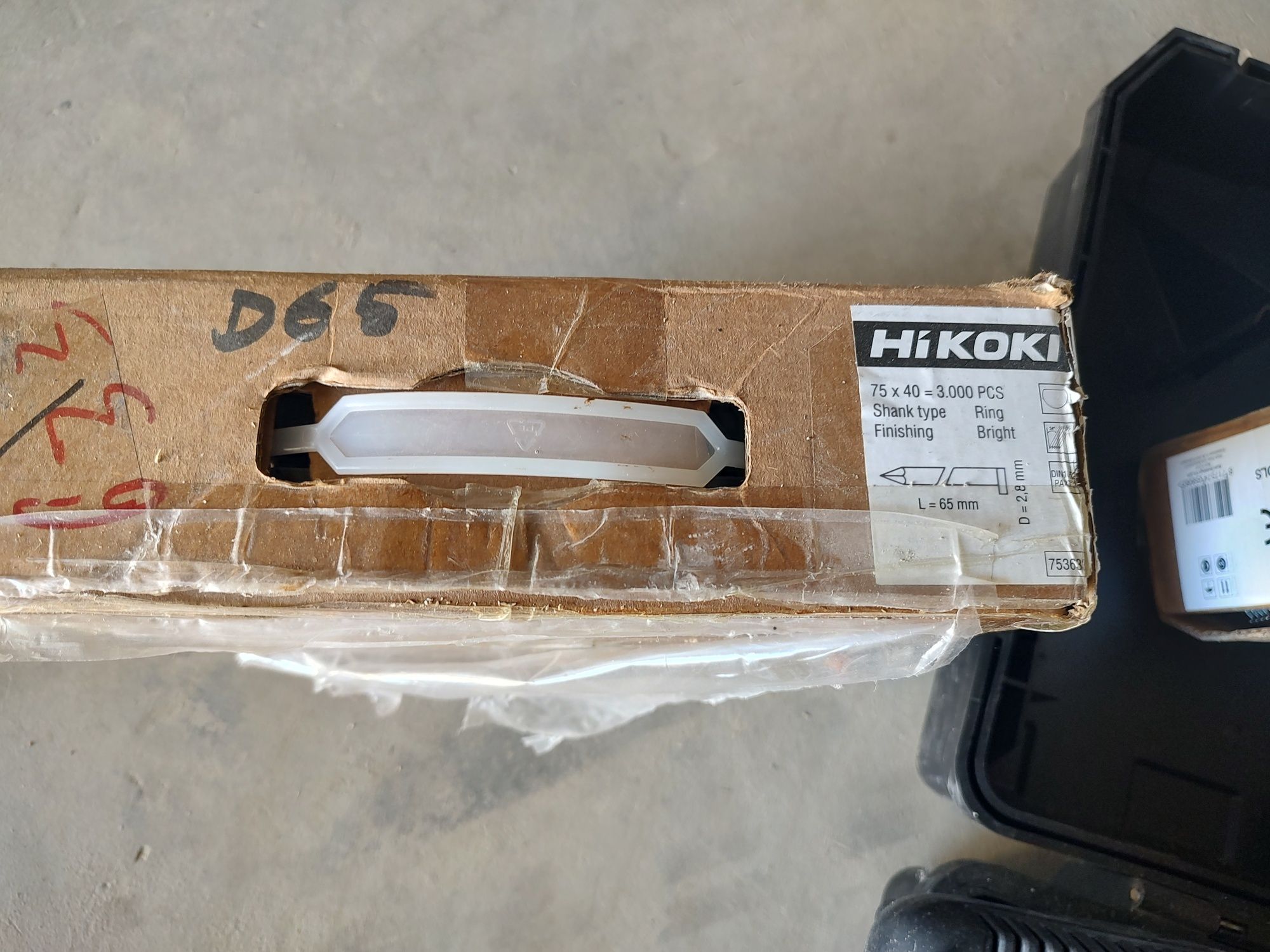 Pistol de cuie pentru lemn DeWalt