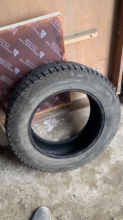 Продам шиповонную шину
