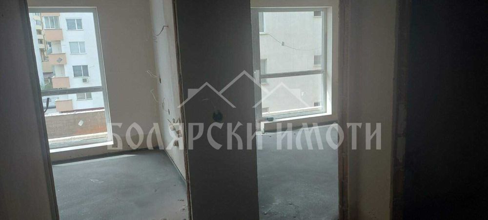 Панорамен тристаен апартамент до Практикер