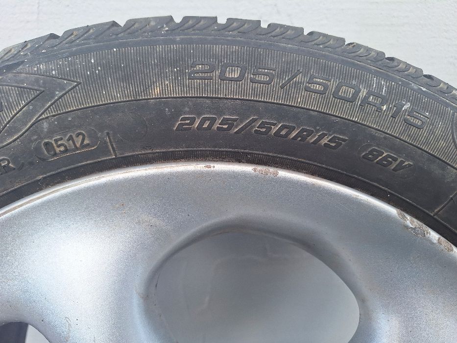 Buna ziua ! Vand urgent  patru   seturi de  jeante  pe 15 cu anvelope