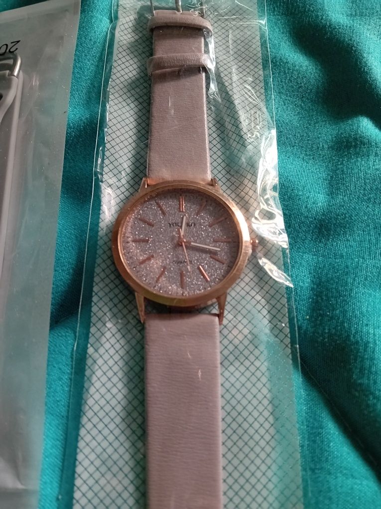 ==/ vând ceas dama nou cu curea de rezerva