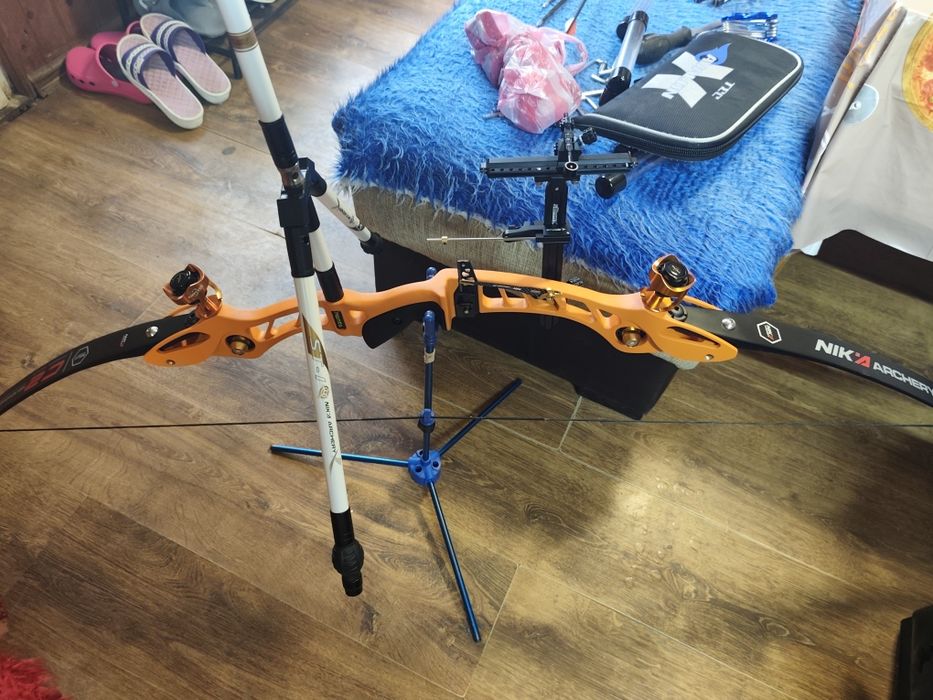 Продавам чисто нов лък напълно оборудван със раница която е чисто нова