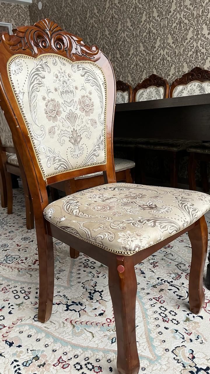 Стол и стулья для гостиной