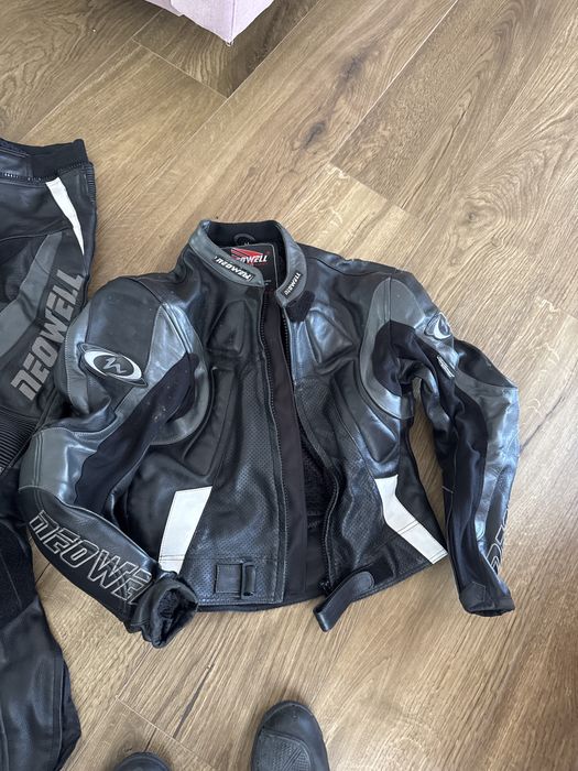 Vand costum moto Neoweel si cizme moto Sigma cu 2 casti MDS si AGV