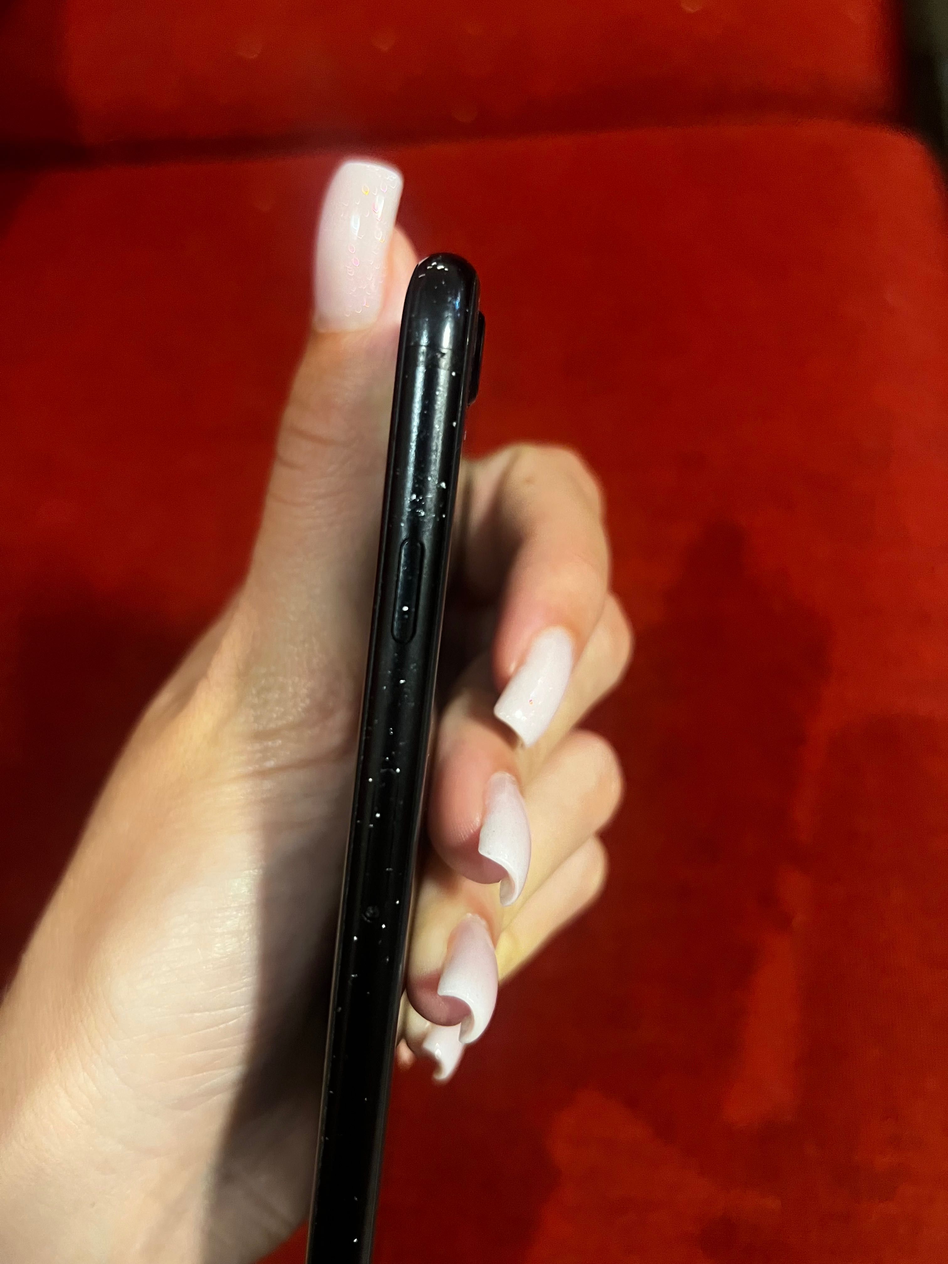 Iphone SE 64GB black + два безплатни калъфа
