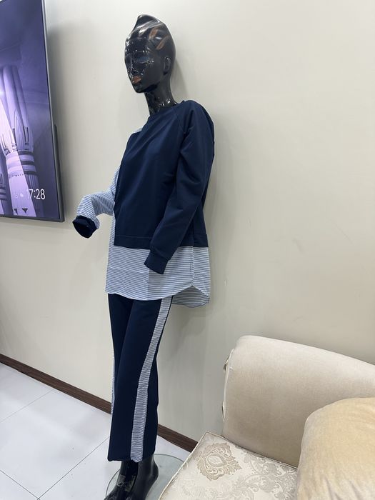 Set modern din doua piese , cu detalii in dungi si croiala lejera .