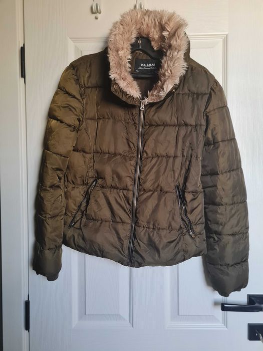 Зимно късо , ватирано яке с пухена яка.