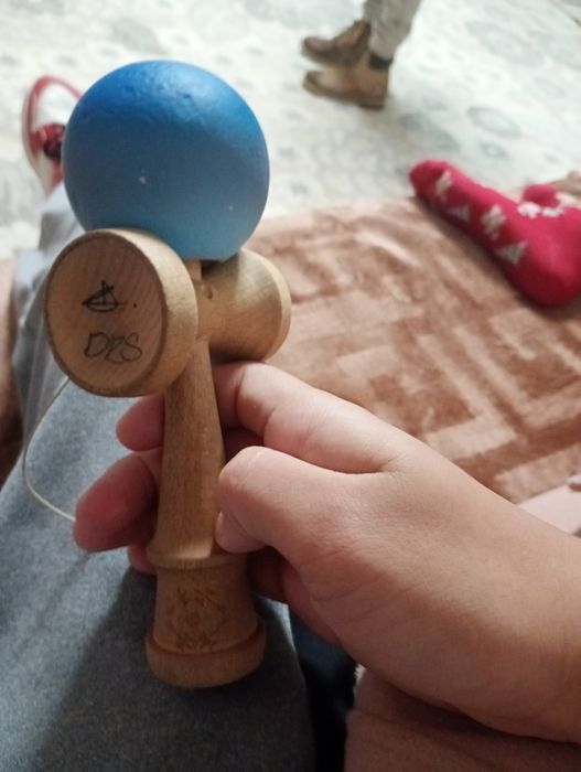 Kendama semnată de Darius Drăghiciu