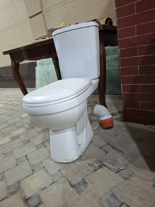 Унитаз  Rosa комплект азгина ишлаган холати янгидай. Раквина тумбочка