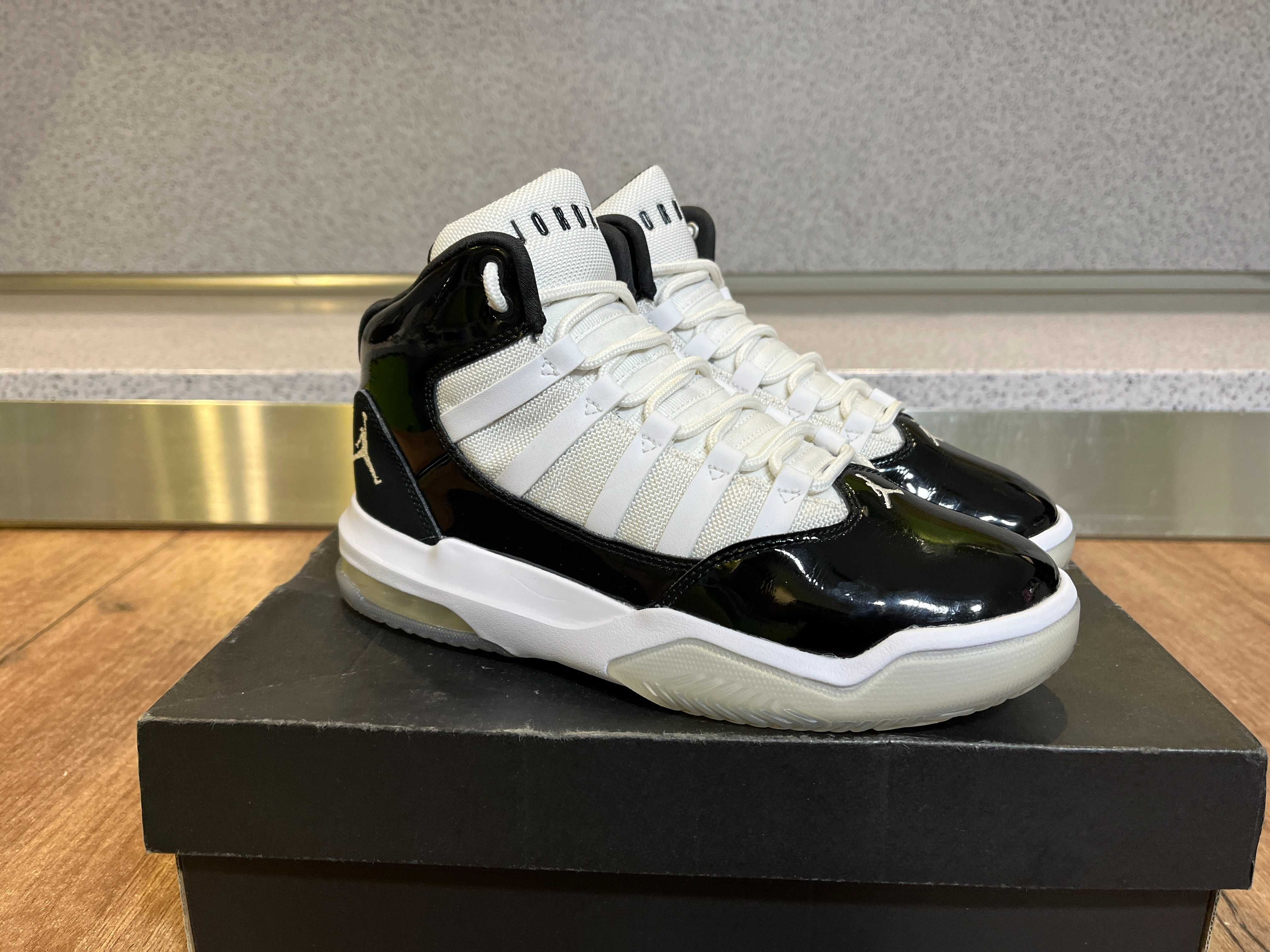 Nike Air Jordan Max Aura / Black/White