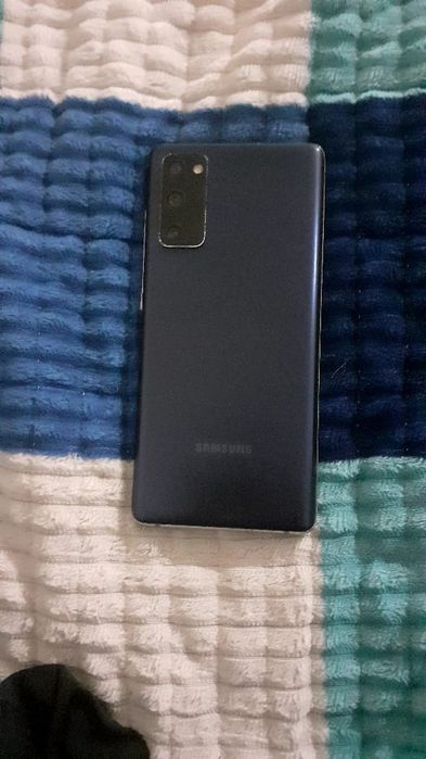 Samsung s20fe отличный