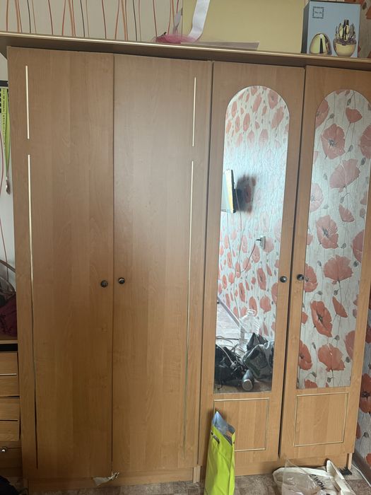 Шкаф с зеркалом              .