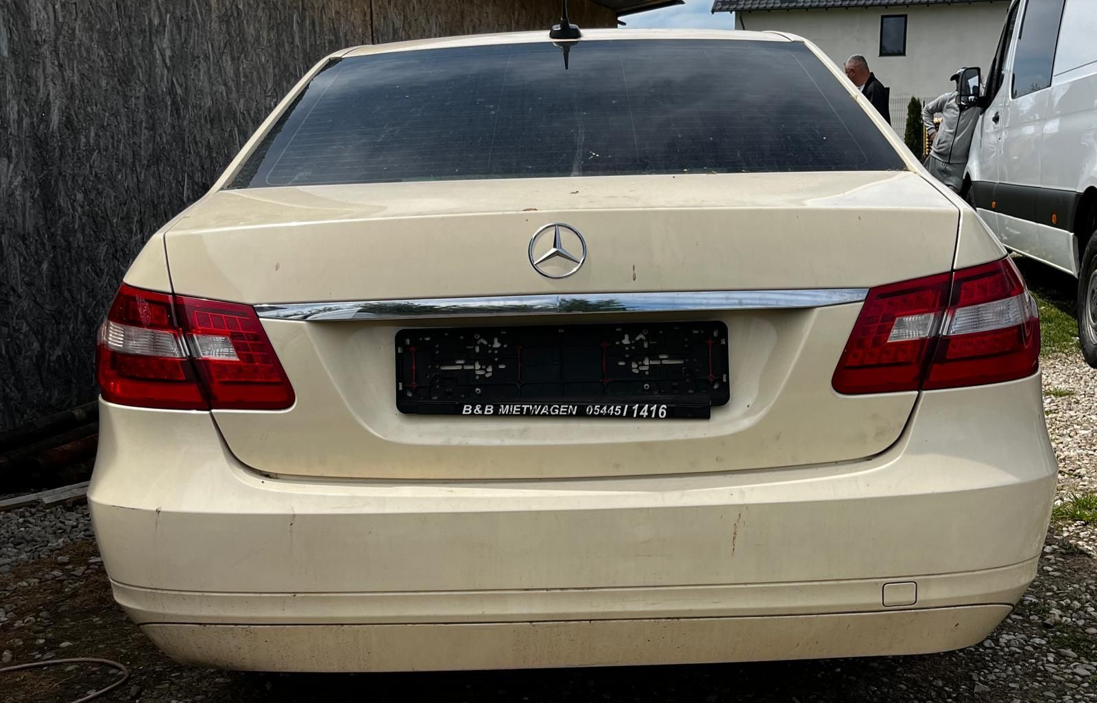 Dezmembrez Mercedes Benz E200