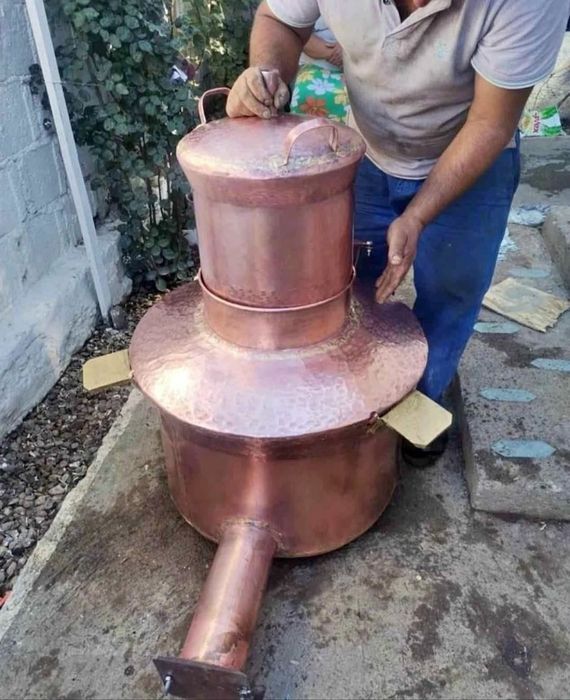 Vând un cazan de țuică din cupru alimentar capacitate de 250l cu fundu