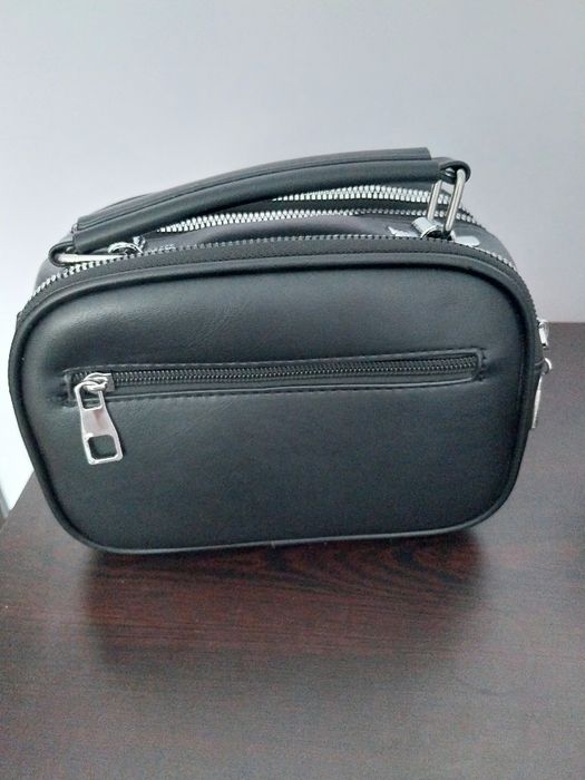 Малка черна чанта