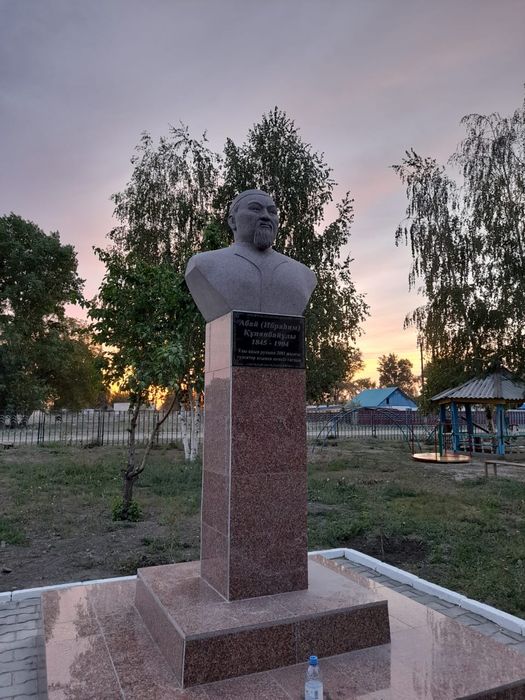 Бюст Абая из гранита, и другие работы.