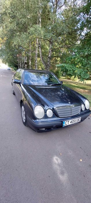 Продавам МЕРЦЕДЕС Е Класа КЛАСИК 2000г