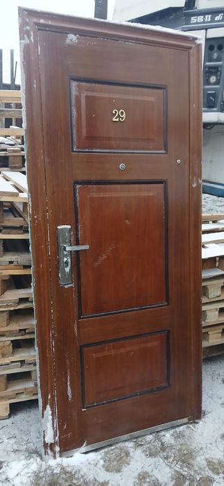 Срочно продам дверь в нормальном состоянии.