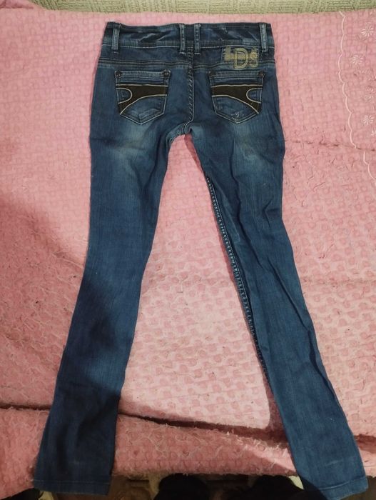 Женские джинсы по 50 тысяч каждые.