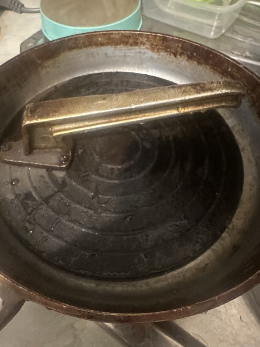 Продам чугунную сковороду+пресс