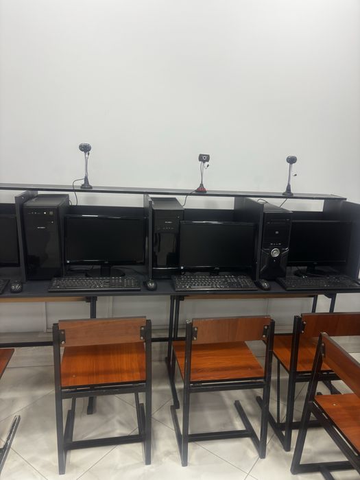 Компютор сотилади холати зўр 7 виндус қўйилган ва оперативка қўйилган