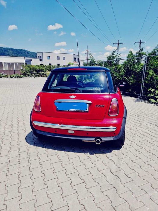 Mini Cooper 1.6 benzina, stare bună, roșu cu negru