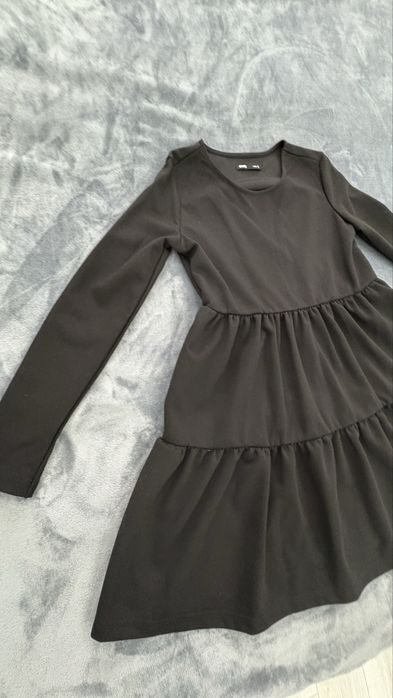 Дамска черна бейсик рокля разкроена