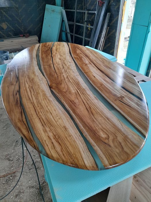 Маси, плотове, рафтове, подноси за сервиране, дъски за рязане