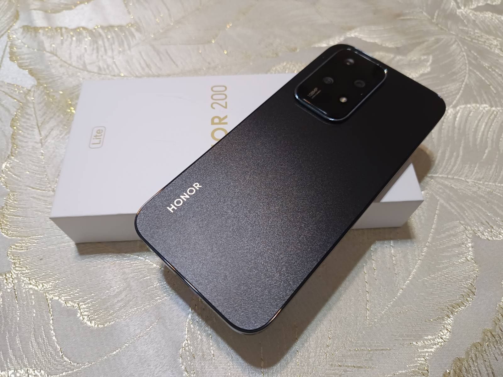 Само за 250 лева ! Като нов Honor 200 Lite, 8GB/256GB протектор, кутия