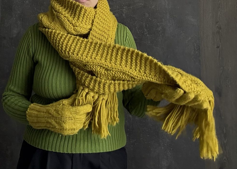 Шарф и перчатки вязаные, горчичного цвета