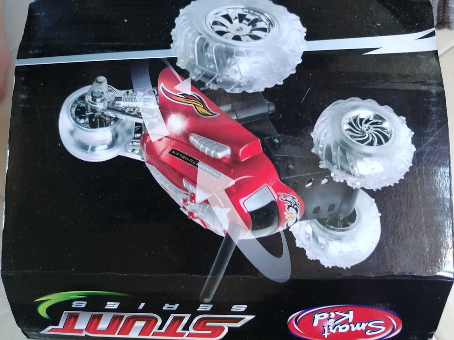 Кола с дистанционно управление и светлина Monster Spinner RC, Червена