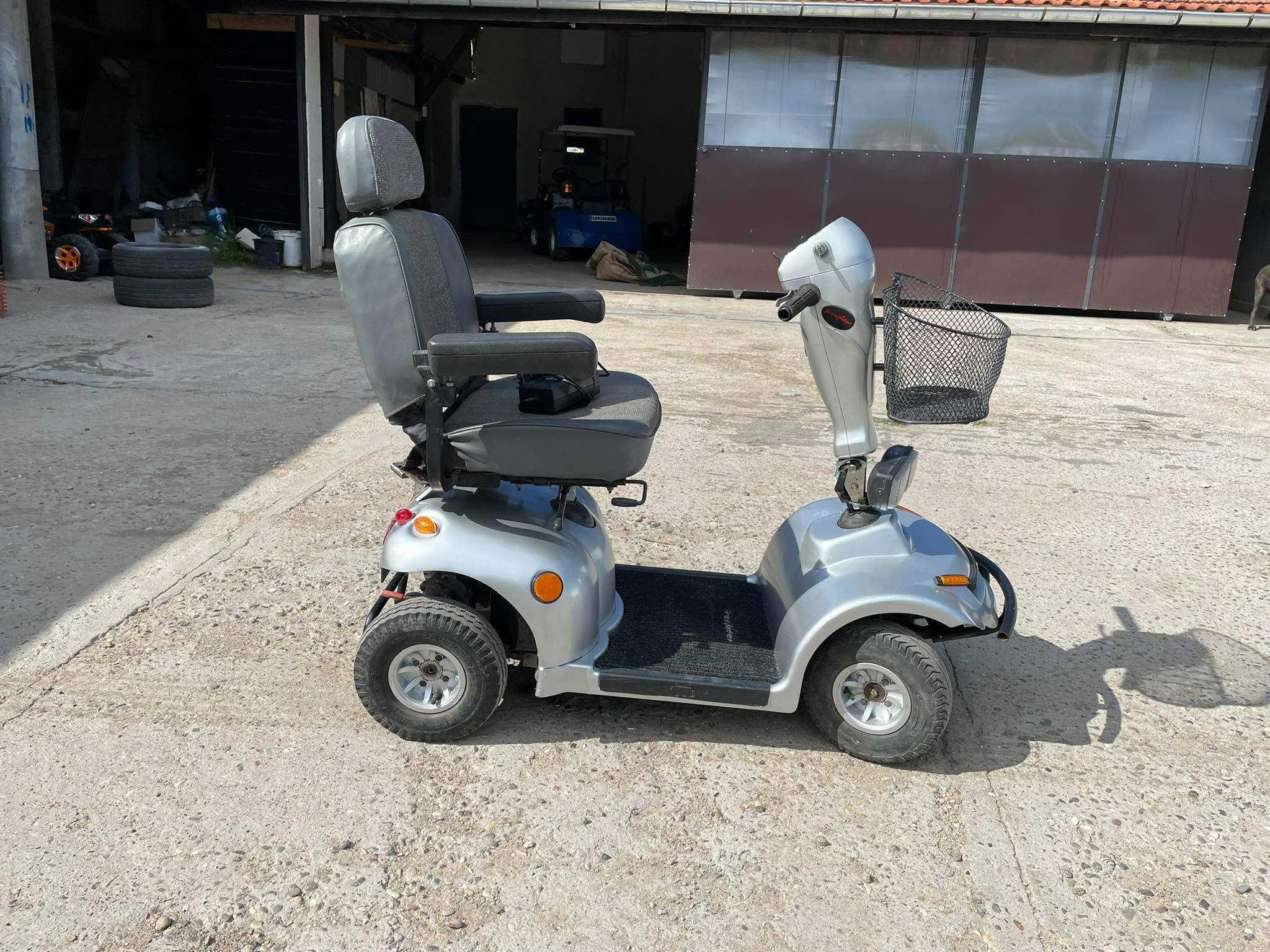 Скутер за трудно подвижни хора или инвалиди