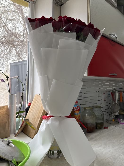 Цветы розы свежие куплены только вчера