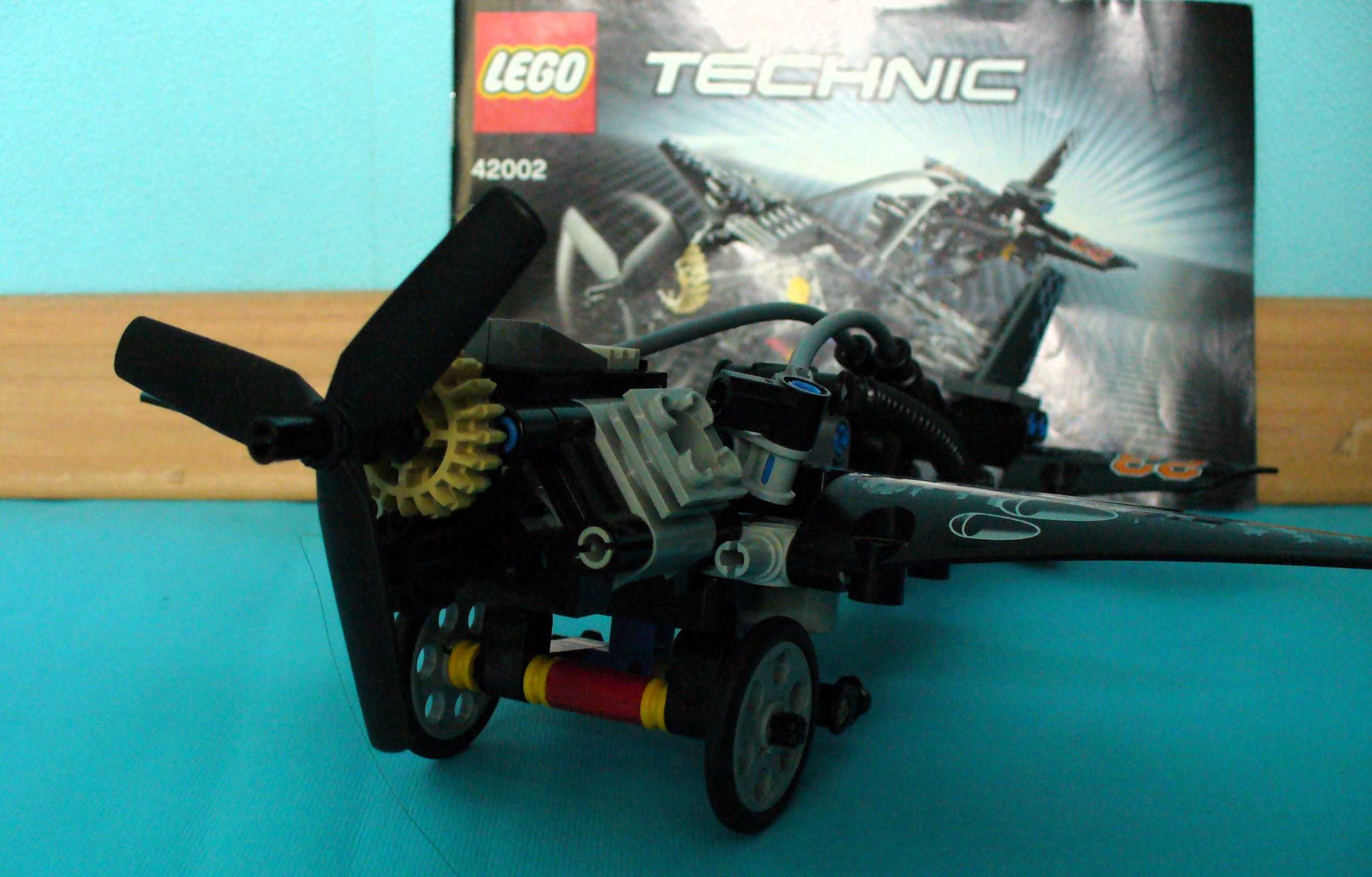 LEGO Technic 42002 Модел 2 в 1 Лодка на въздушна възглавница и самолет