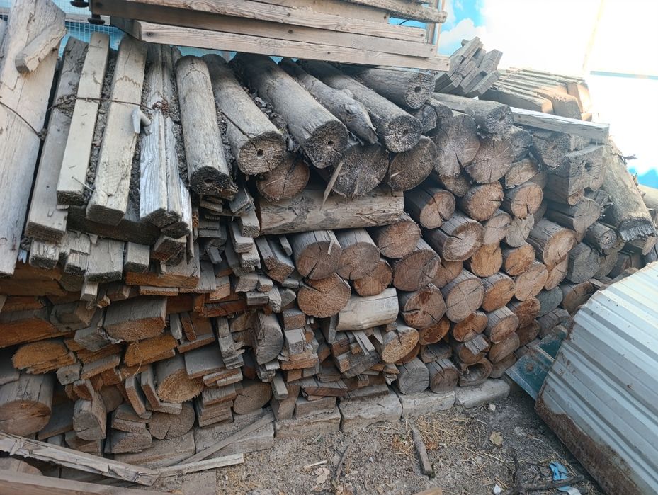 Тандир, ўчоқ ва печкаларда ёқиш учун тайёр қирқиб, боғланган ўтинлар с